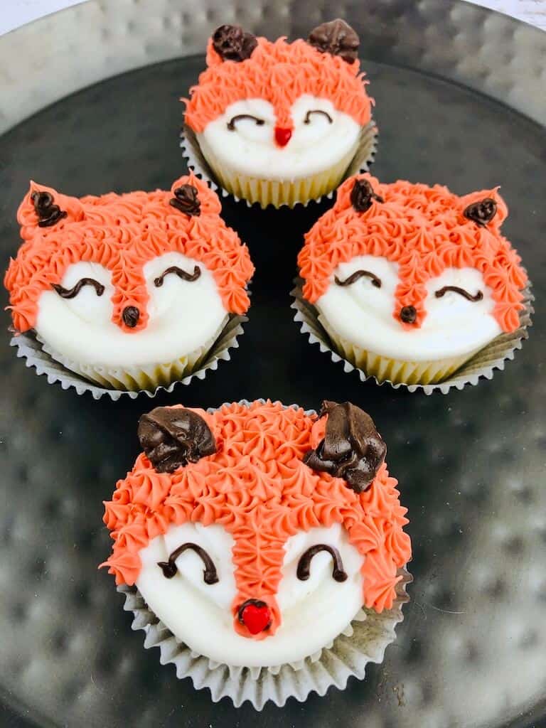 4 cupcakes decorated as fox. 