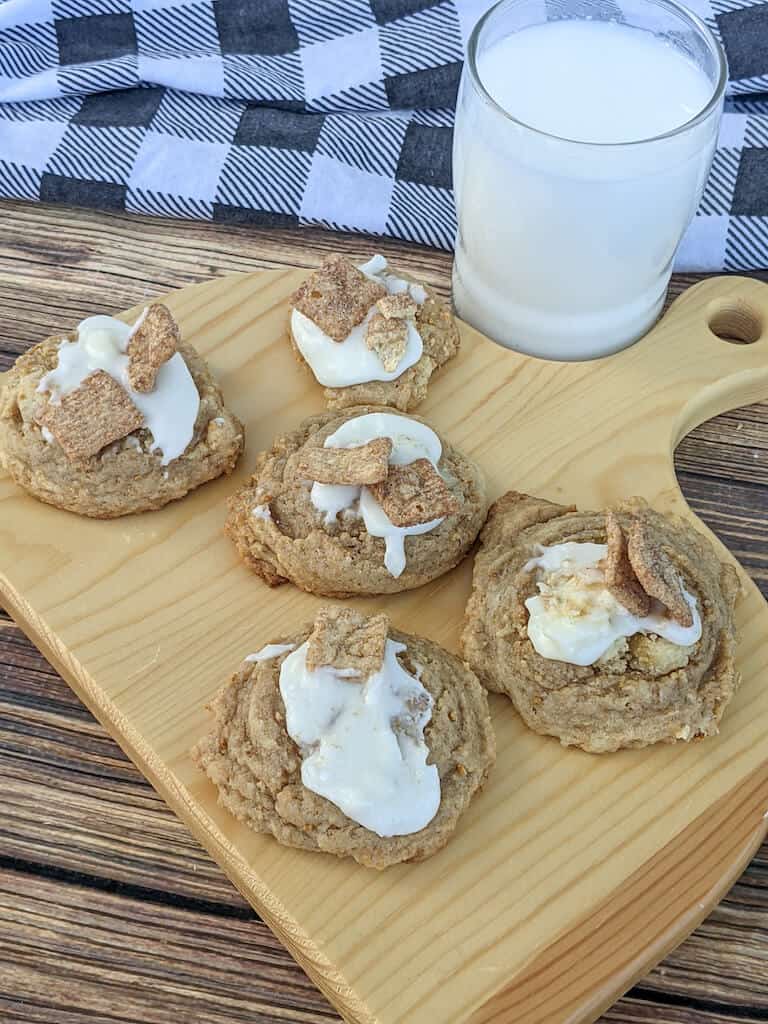 Cinnamon toast crunch cookies with vanilla and cheese cream.